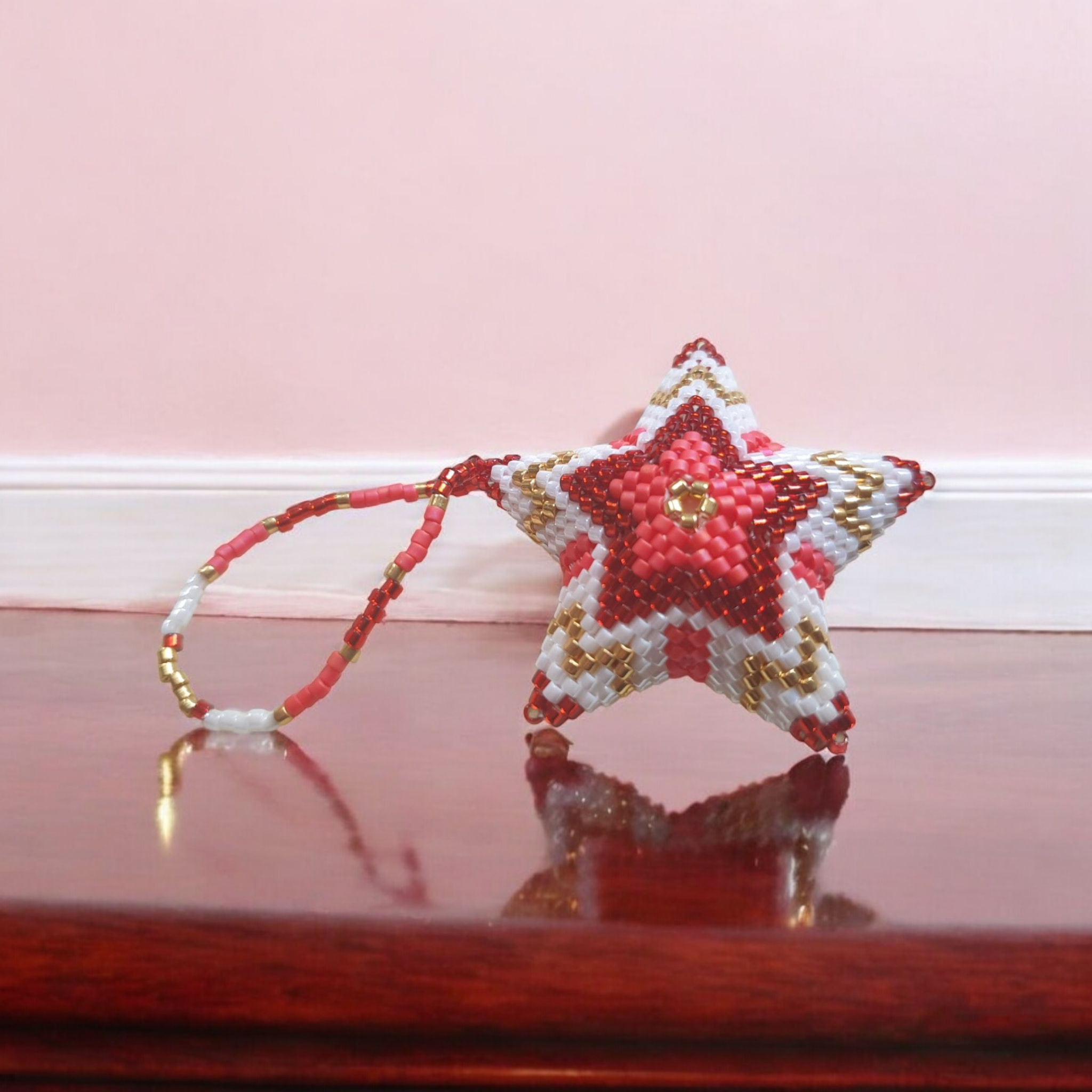 Un bijou de sapin dans les tons rouges